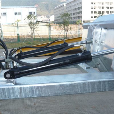 Machanisme de verrouillage positif facile à utiliser. La chaîne de sécurité sécurise la trémie au véhicule de manutention. Les coutures soudées empêchent les fuites. Ouvertures de fourche extra profondes. Lèvres supérieures formées de 2 ". Fini émail bleu haute visibilité